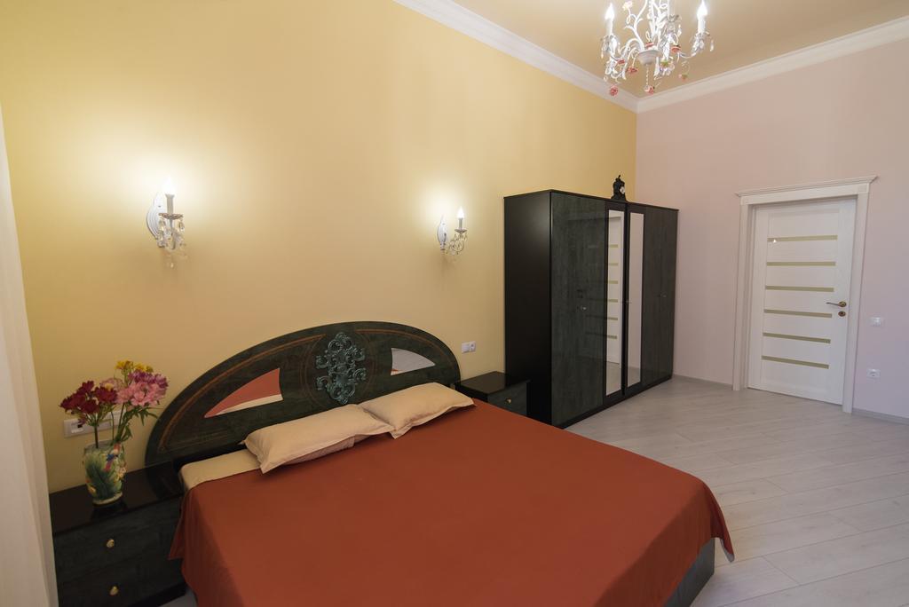 Vip Apartment Na Derebasovskoi Odesa Exterior photo